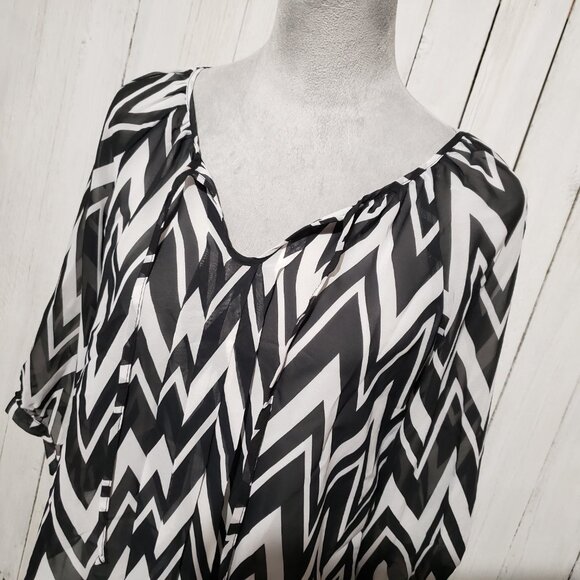 NEW Bongo S Juniors Black White Sheer Chevron Peasant Boho Top Blouse Tie Neck - Picture 2 of 6